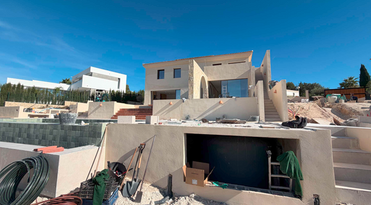 Caso de Éxito: Transformando Desniveles Críticos en un Jardín Familiar en Jávea